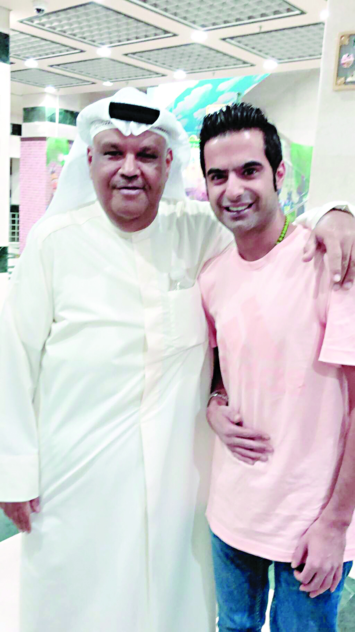 نبيل شعيل مع الزميل حمود العنزي   