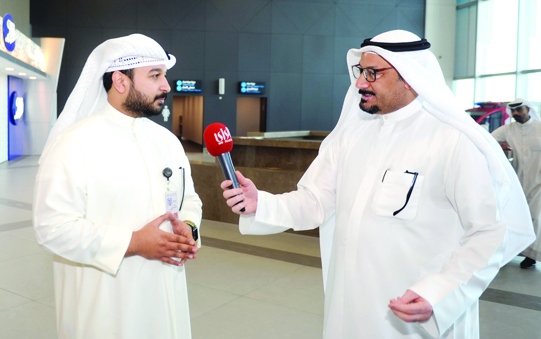 عبدالله الهاجري يتحدث للزميل ناصر الفرحان 	(تصوير بسام زيدان)
