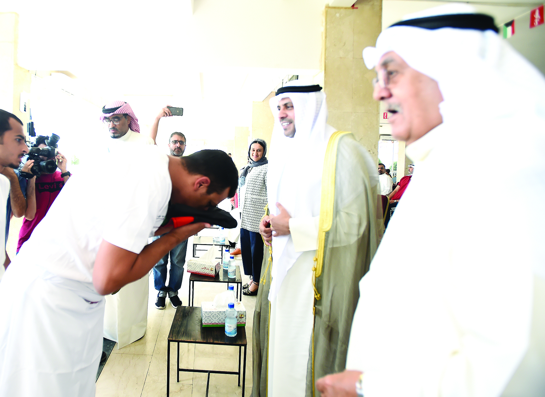 الجبري يسلم العلم إلى أحد البحارة