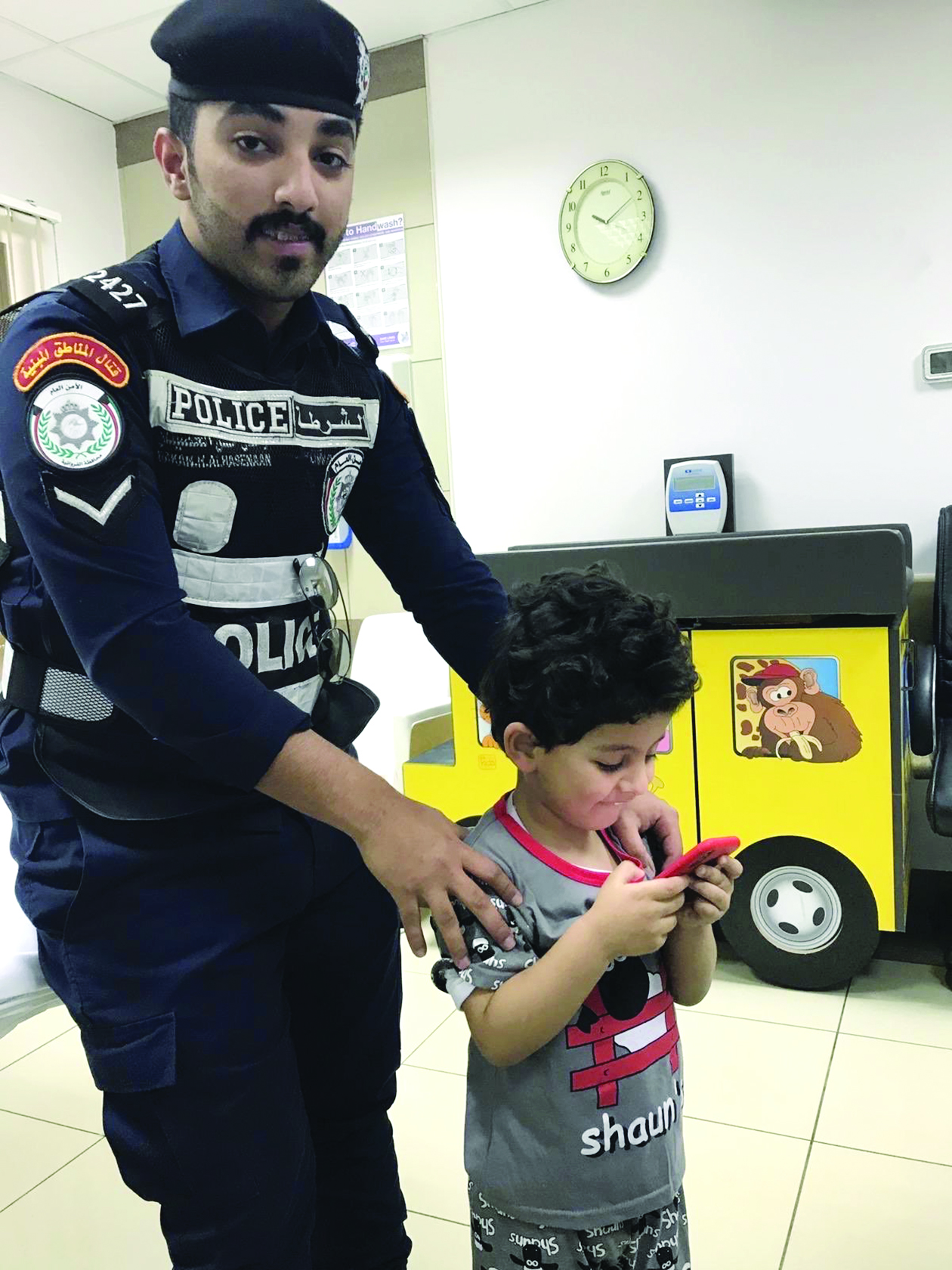 الطفل مع رجل أمن