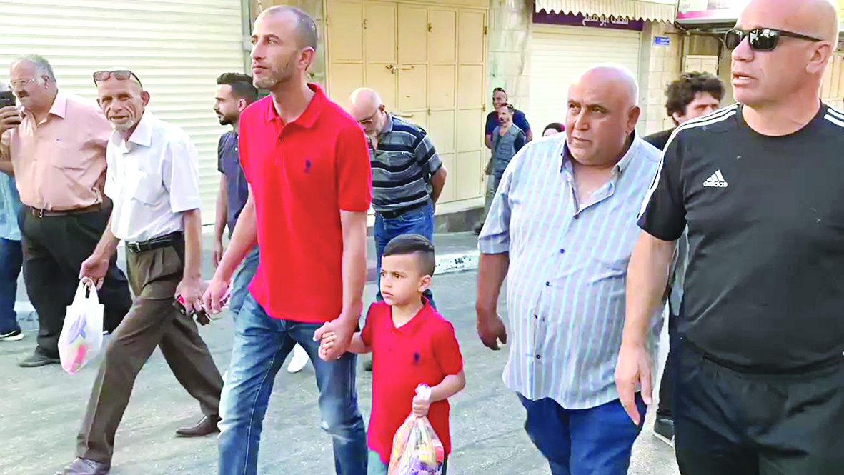  u0627u0644u0637u0641u0644 u0645u062du0645u062f u0631u0628u064au0639 u0623u062bu0646u0627u0621 u062au0648u062cu0647u0647 u0645u0639 u0648u0627u0644u062fu0647 u0625u0644u0649 u0645u0631u0643u0632 u0634u0631u0637u0629 u0635u0644u0627u062d u0627u0644u062fu064au0646 u0641u064a u0627u0644u0642u062fu0633   t            (u0627u0644u0631u0627u064a)