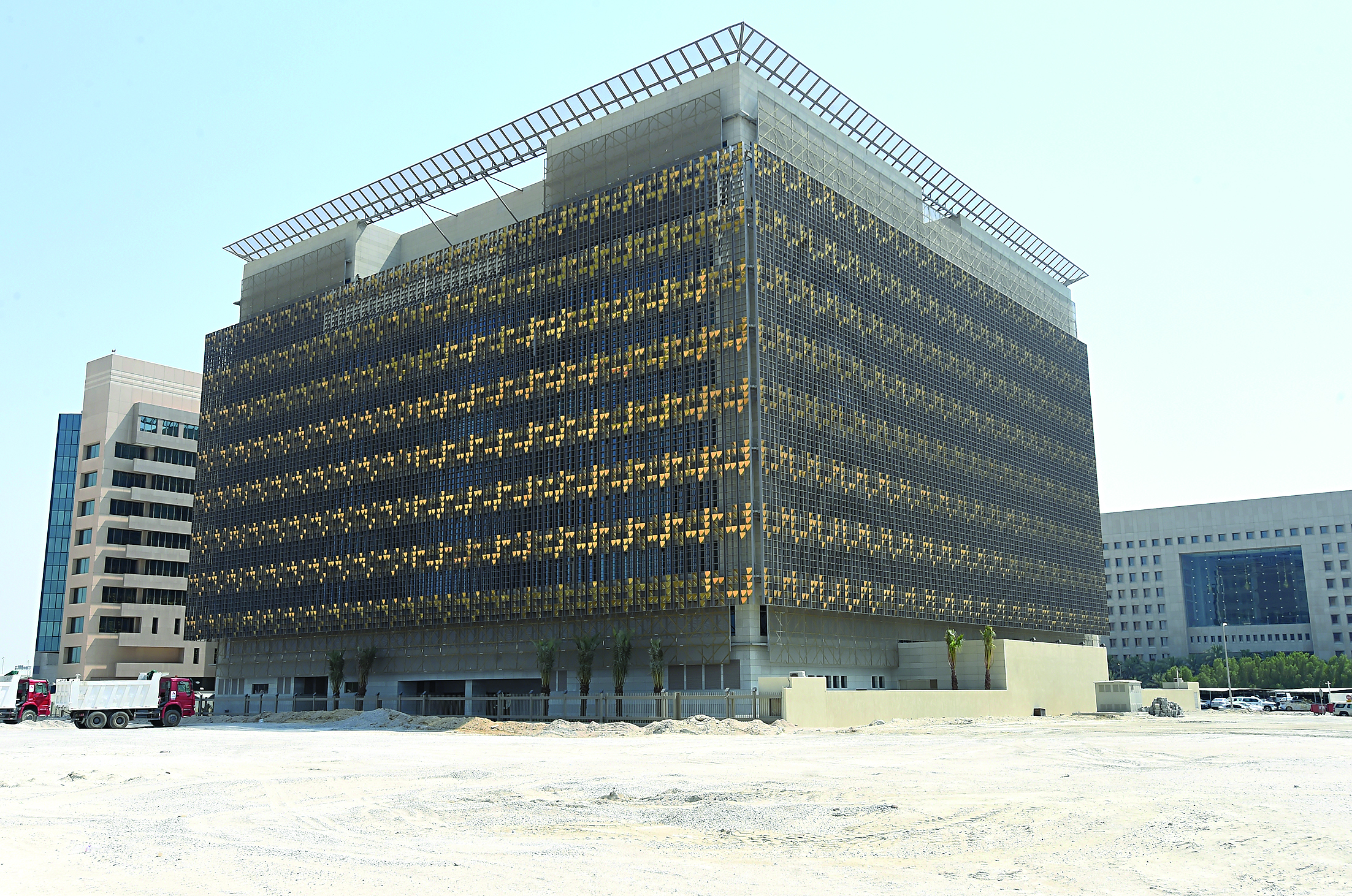 محيط المبنى كما بدا أمس بعد رفع الأتربة والأنقاض 	(تصوير أسعد عبدالله)