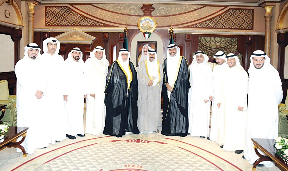 ولي العهد متوسطاً وفد جمعية المحاسبين