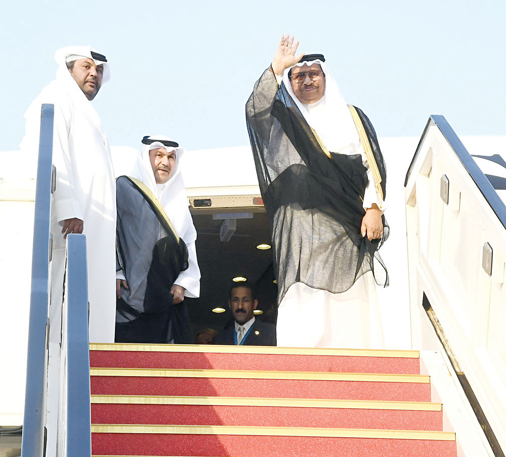 المبارك مغادراً إلى الرياض