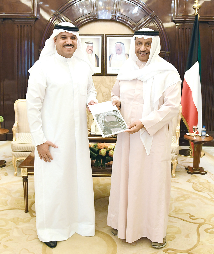 المبارك متسلماً أحد التقريرين من الهاشل