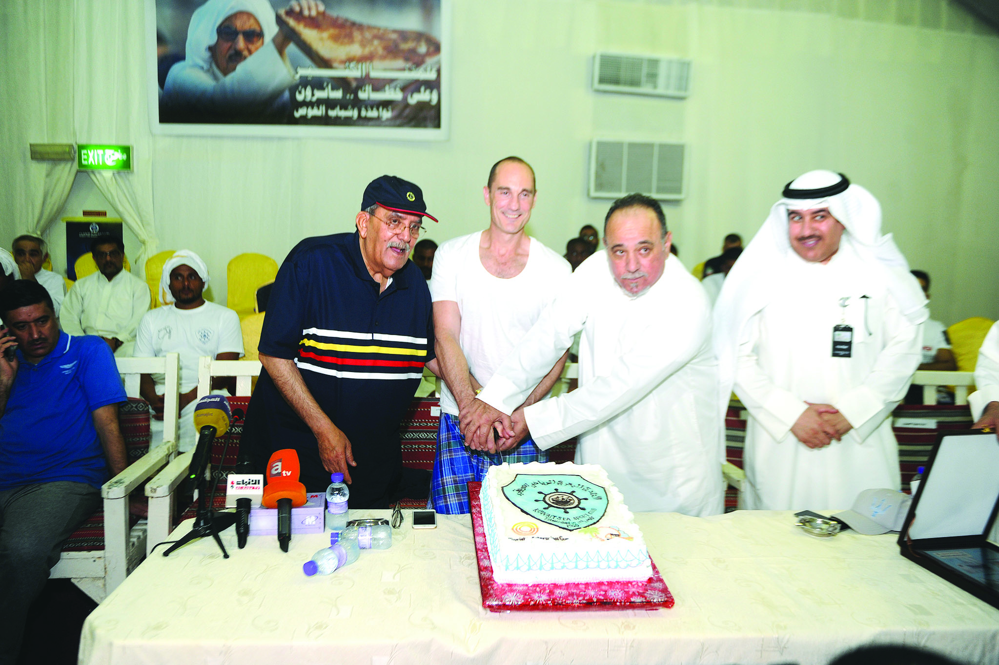 اللواء الفهد والقائم بالأعمال الأسترالي والقبندي يقصون قالب حلوى الاحتفالية 	(تصوير بسام زيدان)