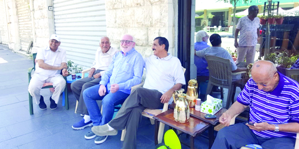 u0627u0644u0632u0645u064au0644 u0648u0633u0627u0645 u0623u0628u0648 u062du0631u0641u0648u0634 u0645u0639 u0639u062fu062f u0645u0646 u0627u0644u0645u0648u0627u0637u0646u064au0646 u0627u0644u0643u0648u064au062au064au064au0646 u0641u064a u0628u062du0645u062fu0648u0646 u0623u0645u0633