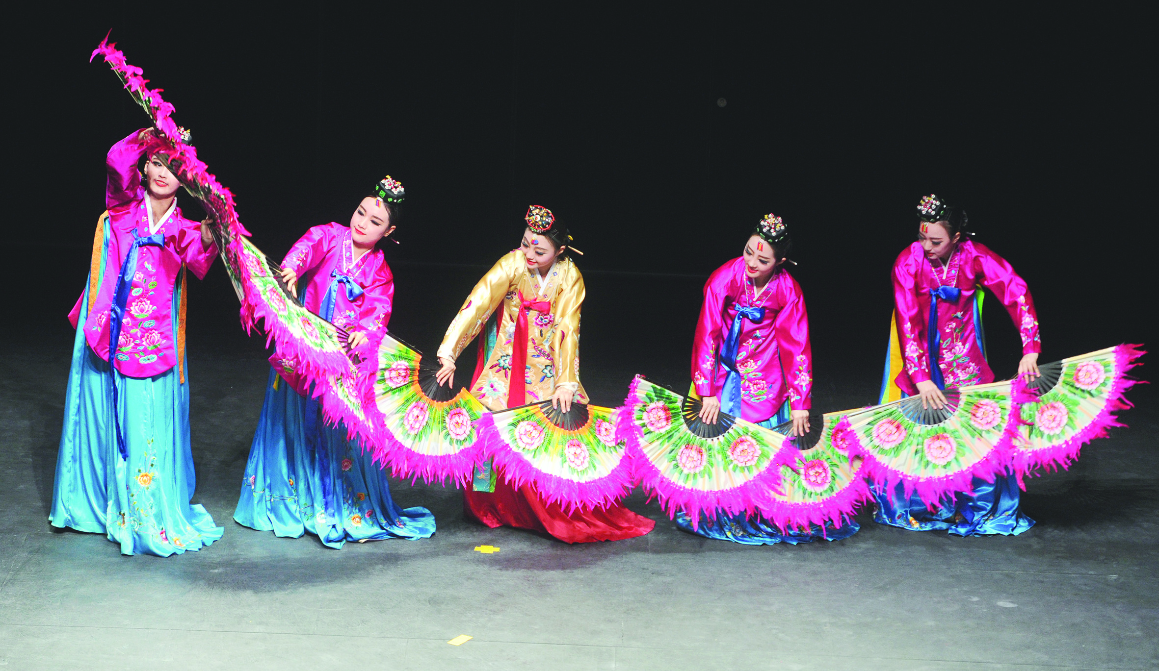 u0627u0644u0641u0631u0642u0629 u062au0623u0644u0642u062a u0628u0627u0644u0623u0632u064au0627u0621 u0627u0644u0645u0632u0631u0643u0634u0629  t  (u062au0635u0648u064au0631 u0623u0633u0639u062f u0639u0628u062fu0627u0644u0644u0647)