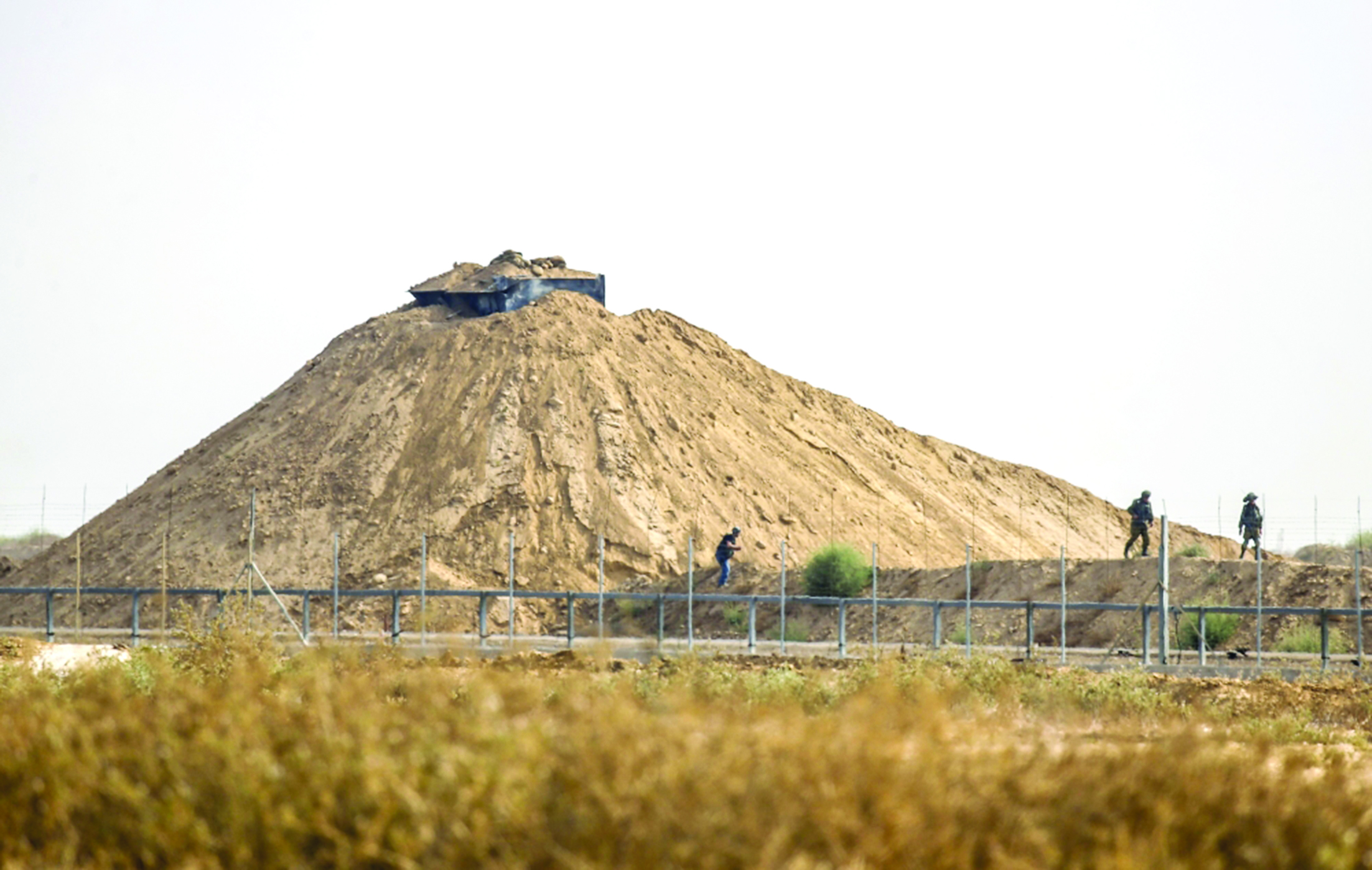 u0635u0648u0631u0629 u0645u0623u062eu0648u0630u0629 u0645u0646 u062eu0627u0646 u064au0648u0646u0633 u062au0638u0647u0631 u062cu0646u0648u062fu0627u064b u0625u0633u0631u0627u0626u064au0644u064au064au0646 u064au062au0641u0642u062fu0648u0646 u0627u0644u0645u0646u0637u0642u0629 u0627u0644u0645u062du064au0637u0629 u0628u0645u0631u0643u0632 u0627u0644u0645u0631u0627u0642u0628u0629 u0639u0628u0631 u0627u0644u0633u064au0627u062c u0627u0644u062du062fu0648u062fu064a u0645u0639 u062cu0646u0648u0628 u0642u0637u0627u0639 u063au0632u0629 u0628u0639u062f u0639u0645u0644u064au0629 u062au0628u0627u062fu0644 u0644u0625u0637u0644u0627u0642 u0627u0644u0646u0627u0631 u0645u0639 u0641u0644u0633u0637u064au0646u064a u0623u0645u0633         (u0623 u0641 u0628)