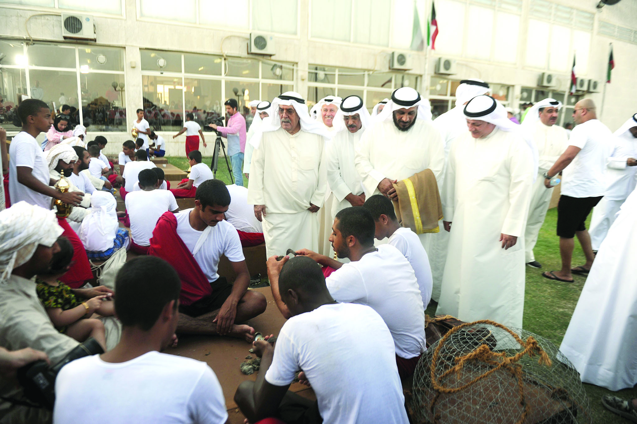 ممثل الأمير يتابع عمل الشباب في فلق المحار بعد الوصول