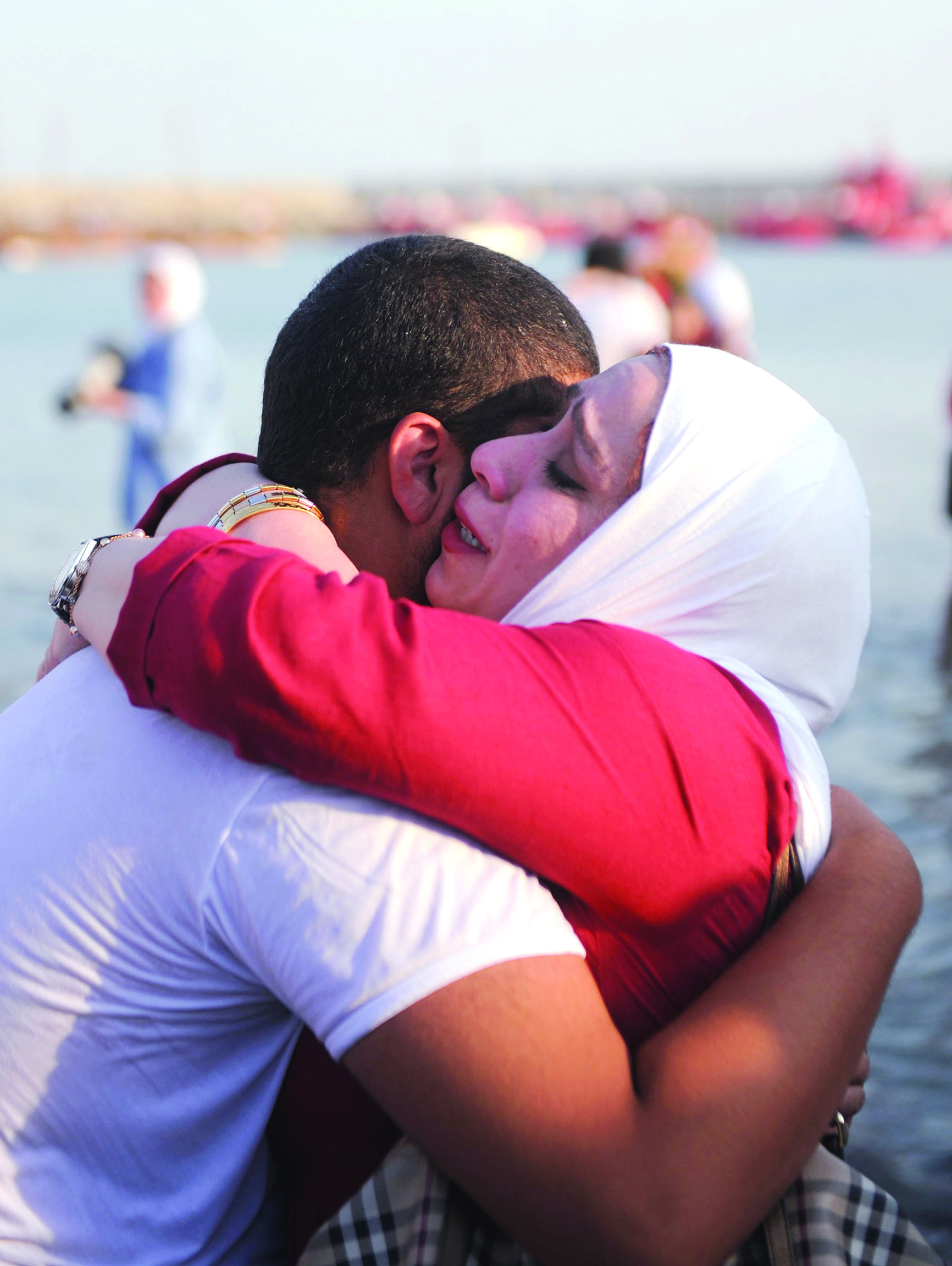 عناق الأحبة بين الام وابنها