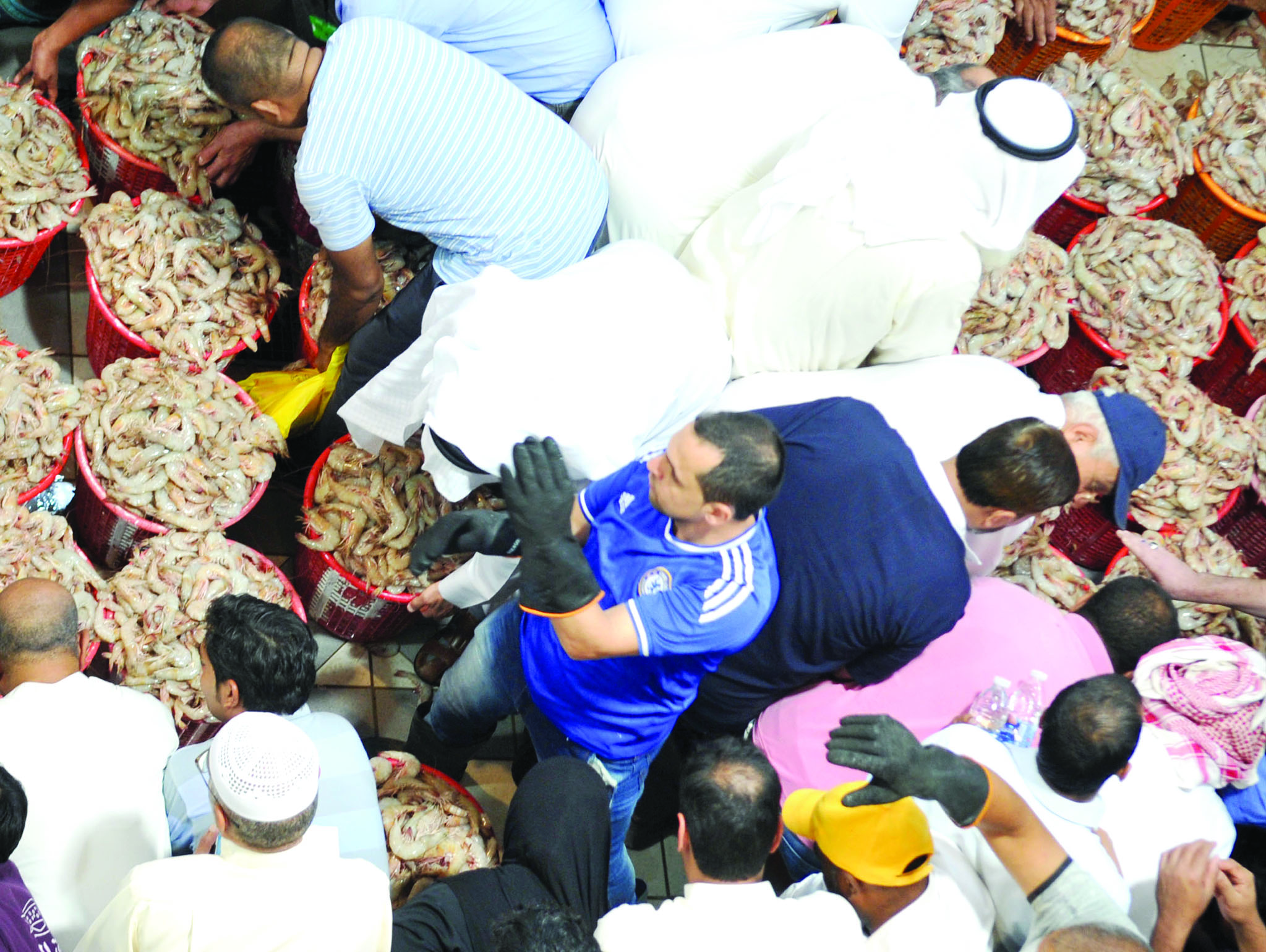 المستهلكون يتنافسون على السلال