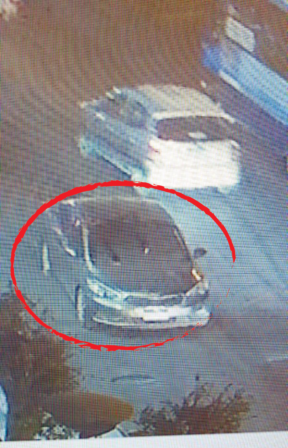 السيارة (وسط الدائرة) بعكس السير قبل إنفجارها