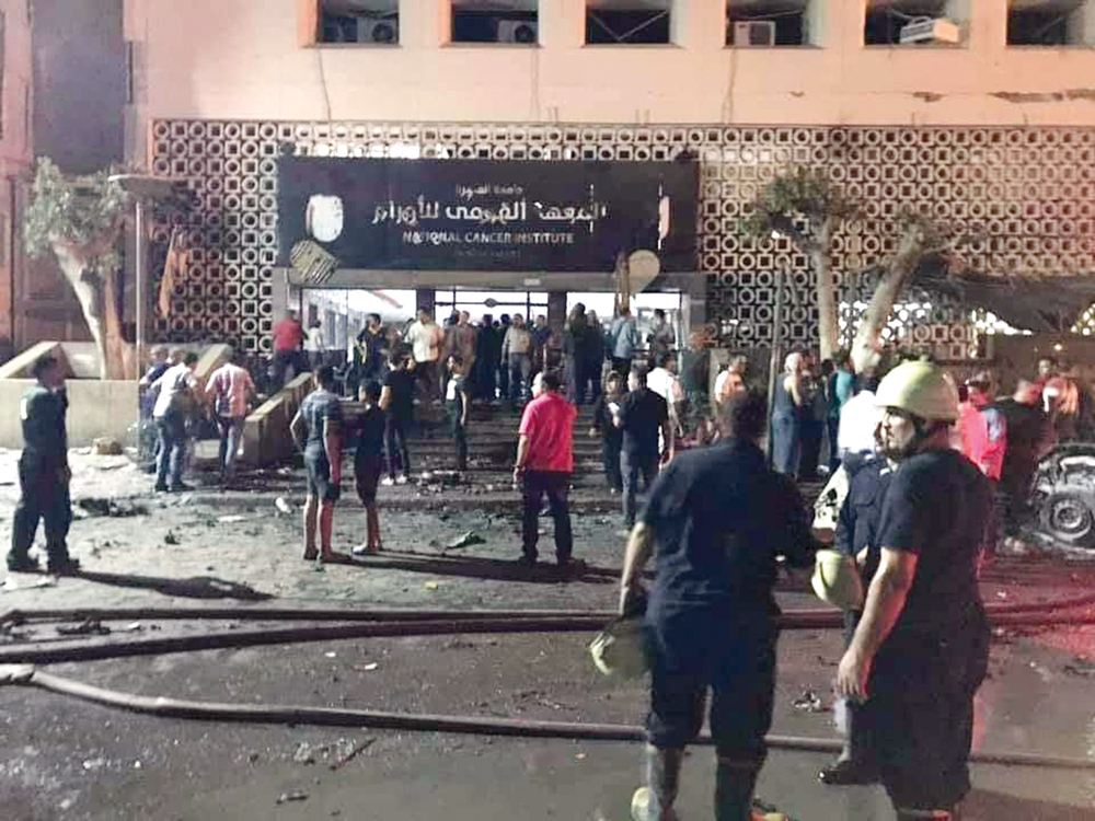 مسرح الانفجار أمام مدخل معهد الأورام