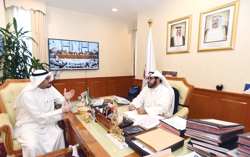 الفوزان يتحدث للزميل ناصر الفرحان