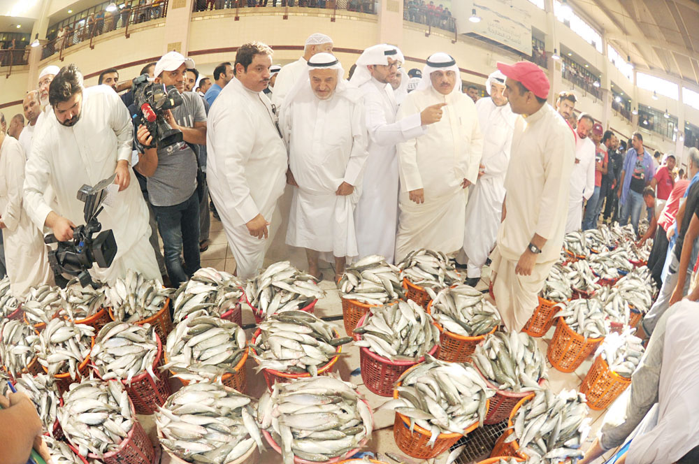 u0645u0633u0624u0648u0644u0648 u00abu0627u0644u062au062cu0627u0631u0629u00bb u062eu0644u0627u0644 u0627u0644u0645u0632u0627u062f u0641u064a u0633u0648u0642 u0634u0631u0642 u0623u0645u0633                                               t                  (u062au0635u0648u064au0631 u0633u0639u062f u0647u0646u062fu0627u0648u064a)