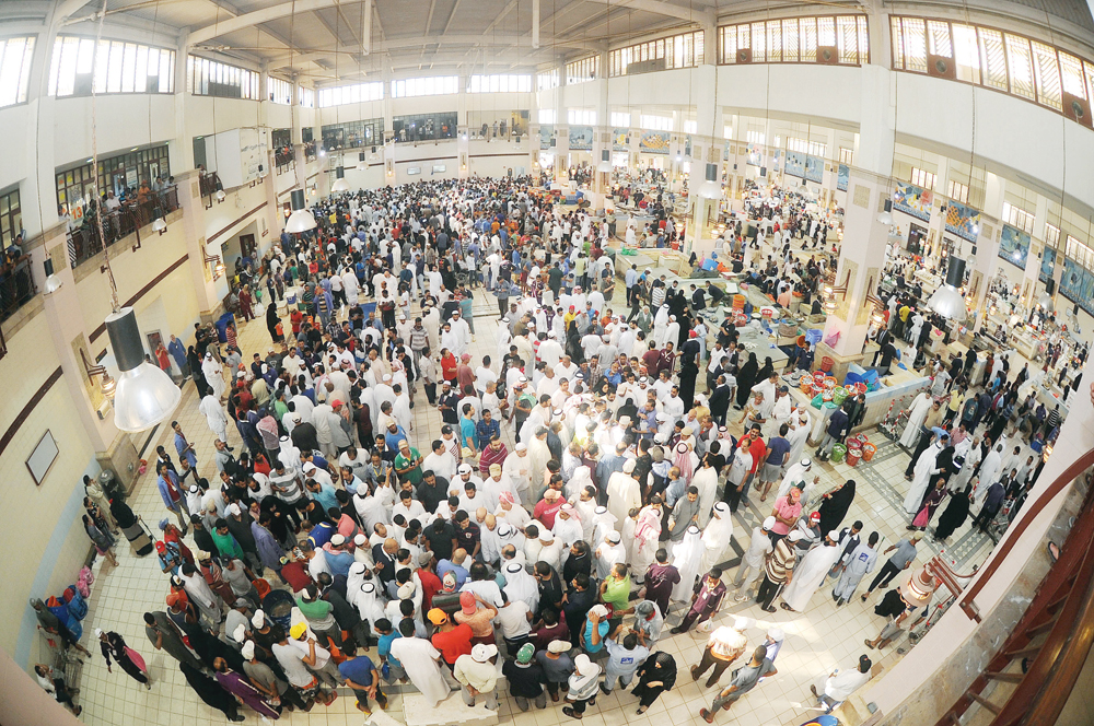 حضر الزبائن في سوق شرق أمس... و غاب «الميد» 	(تصوير بسام زيدان)