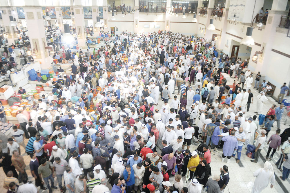 زحام كبير في سوق شرق أمس          	      (تصوير بسام زيدان)