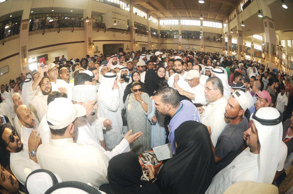 ازدحام كبير على مزاد فيه عدد قليل من السلال