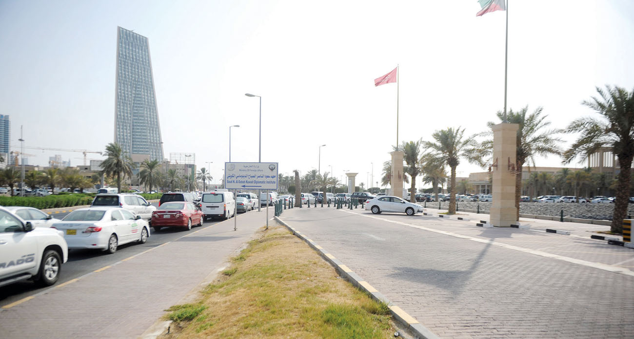 الطريق المؤدي للسوق غص بالسيارات