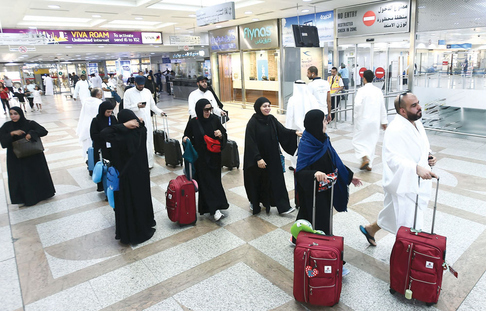 u062du062cu0627u062c u0641u064a u0637u0631u064au0642u0647u0645 u0625u0644u0649 u0627u0644u0637u0627u0626u0631u0627u062at (u062au0635u0648u064au0631 u0623u0633u0639u062f u0639u0628u062fu0627u0644u0644u0647)