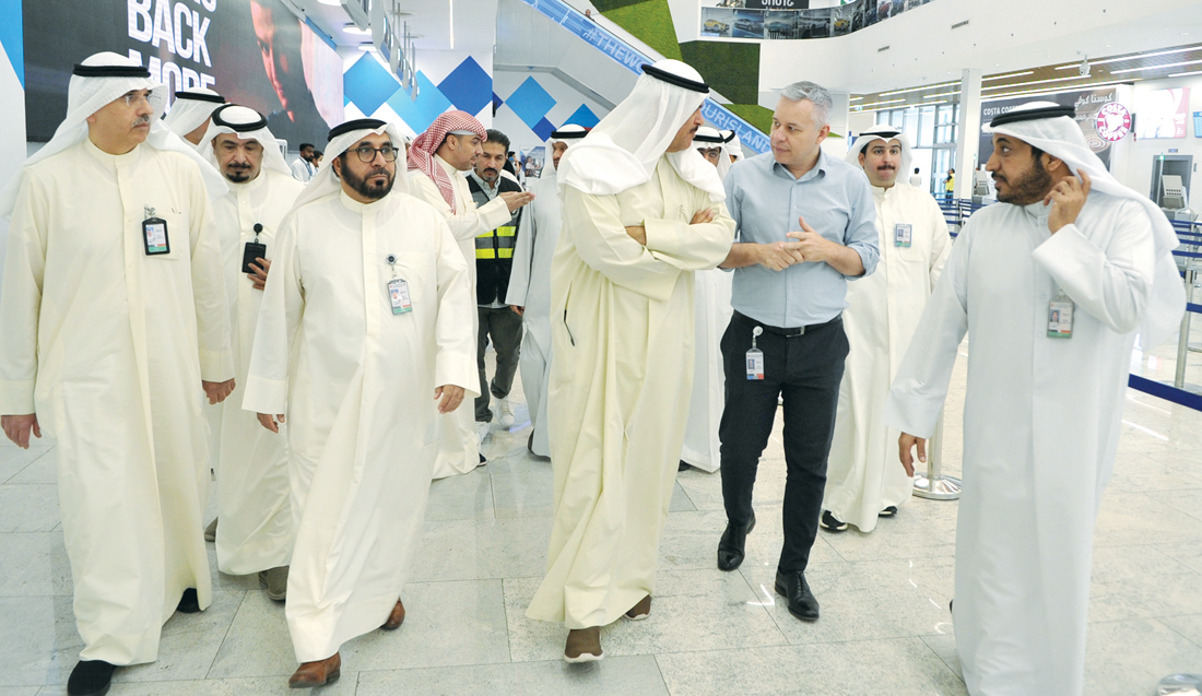 الحمود يستمع إلى أحد الموظفين خلال الجولة