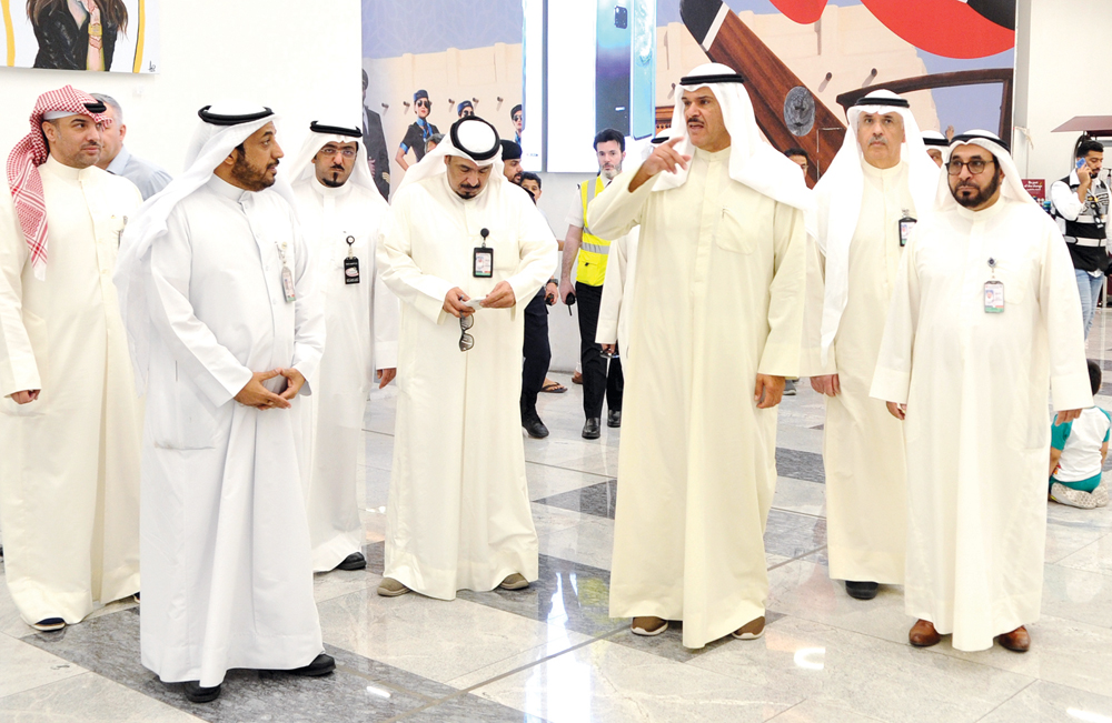 ... ويعطي توجيهاته لقياديي الإدارة