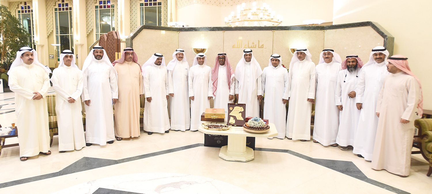 u0627u0644u0648u0632u064au0631 u0627u0644u0641u0627u0636u0644 u0648u0627u0644u0647u0627u0645u0644u064a u064au062au0648u0633u0637u0627u0646 u0639u062fu062fu0627u064b u0645u0646 u0627u0644u0645u0634u0627u0631u0643u064au0646 u0641u064a u062du0641u0644 u0627u0644u062au0643u0631u064au0645