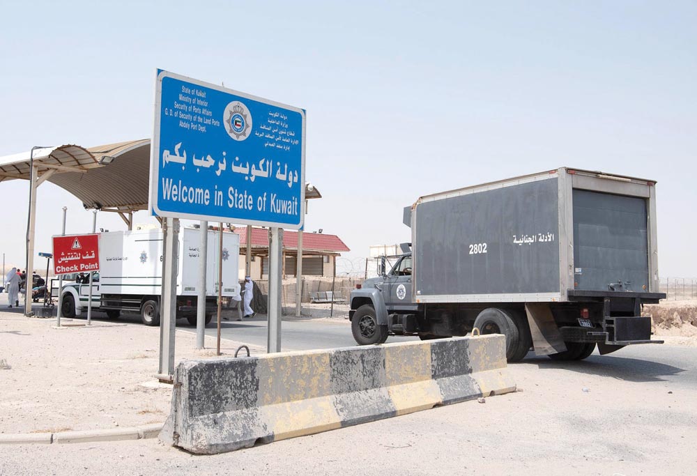 شاحنتان تحملان صناديق الرفات تدخلان منفذ العبدلي