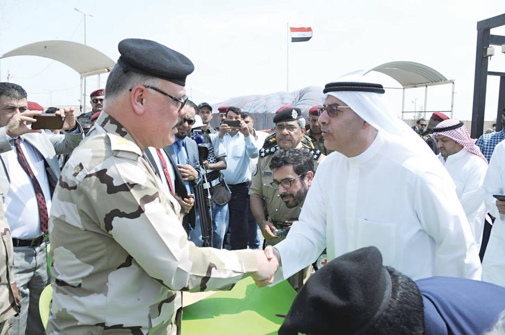 مصافحة بين ممثلي الكويت والعراق 