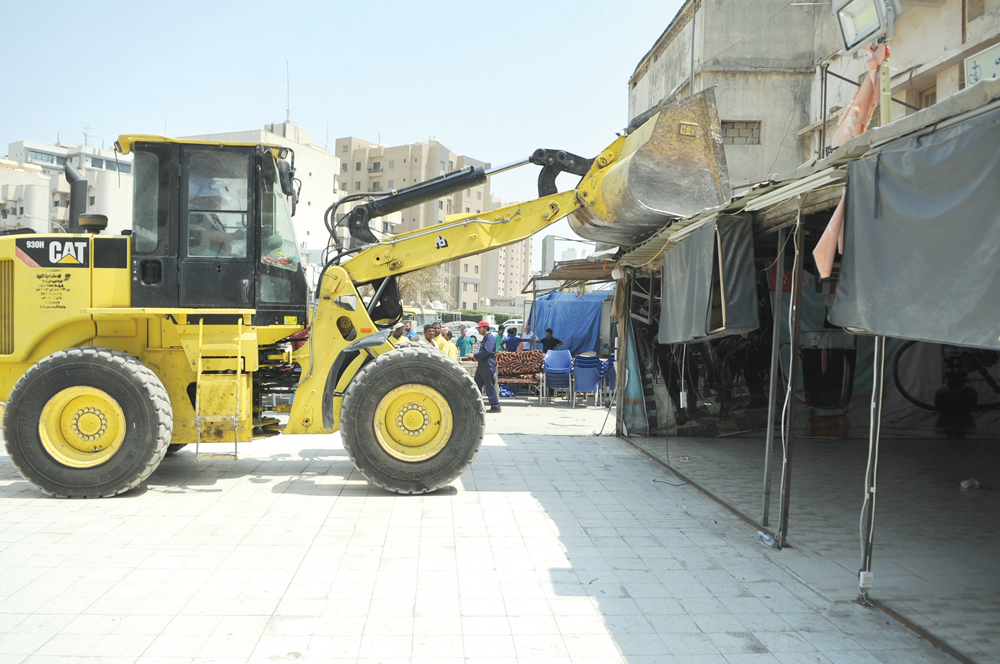 هدم وإزالة للمظلات المخالفة 