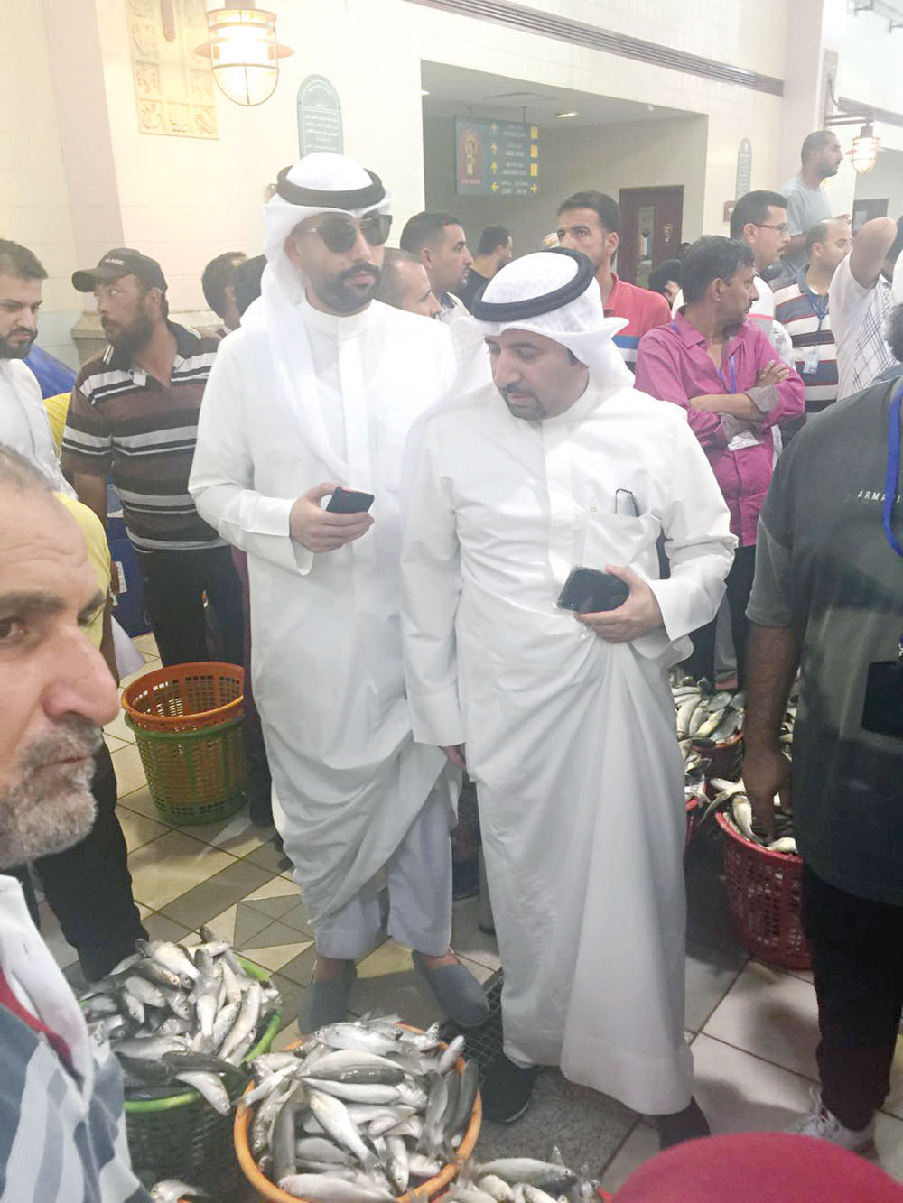 الفارسي يتابع المزاد يرافقه محمد العتيبي