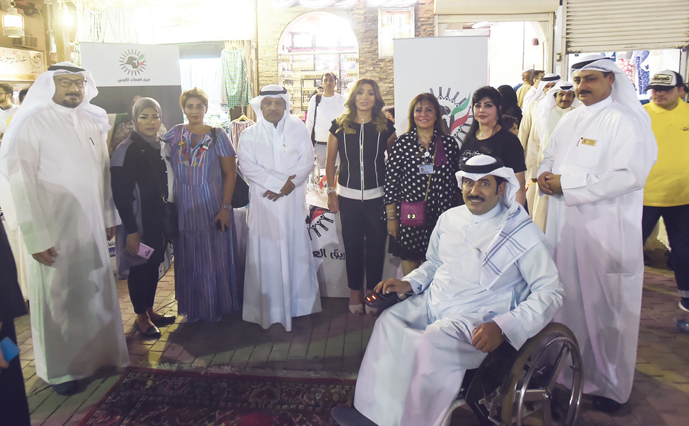 u0641u0631u064au0642 u0627u0644u0639u0637u0627u0621 u0645u0639 u0627u0644u0634u0627u0639u0631 u0639u0628u062fu0627u0644u0643u0631u064au0645 u0627u0644u0639u0646u0632u064at (u062au0635u0648u064au0631 u0623u0633u0639u062f u0639u0628u062fu0627u0644u0644u0647)