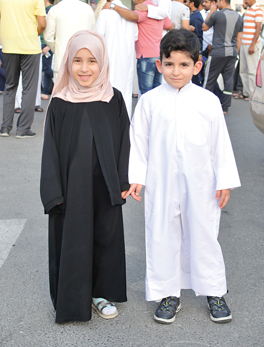 طفلان بعد أداء الصلاة