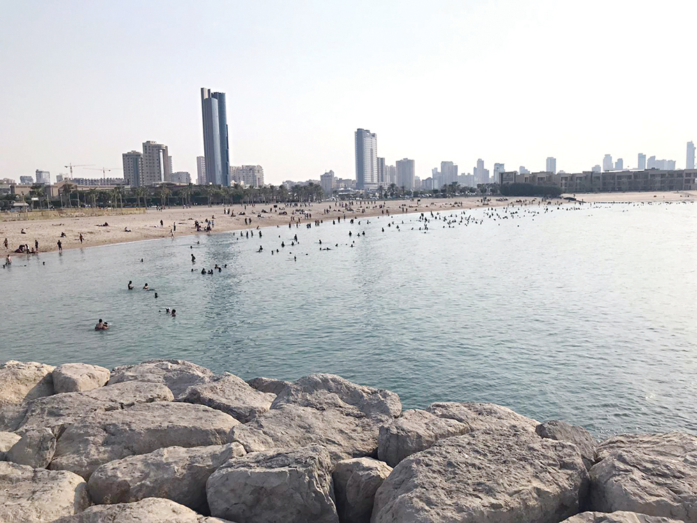 محبو البحر قصدوا الشواطئ في العيد 	(تصوير بسام زيدان) 