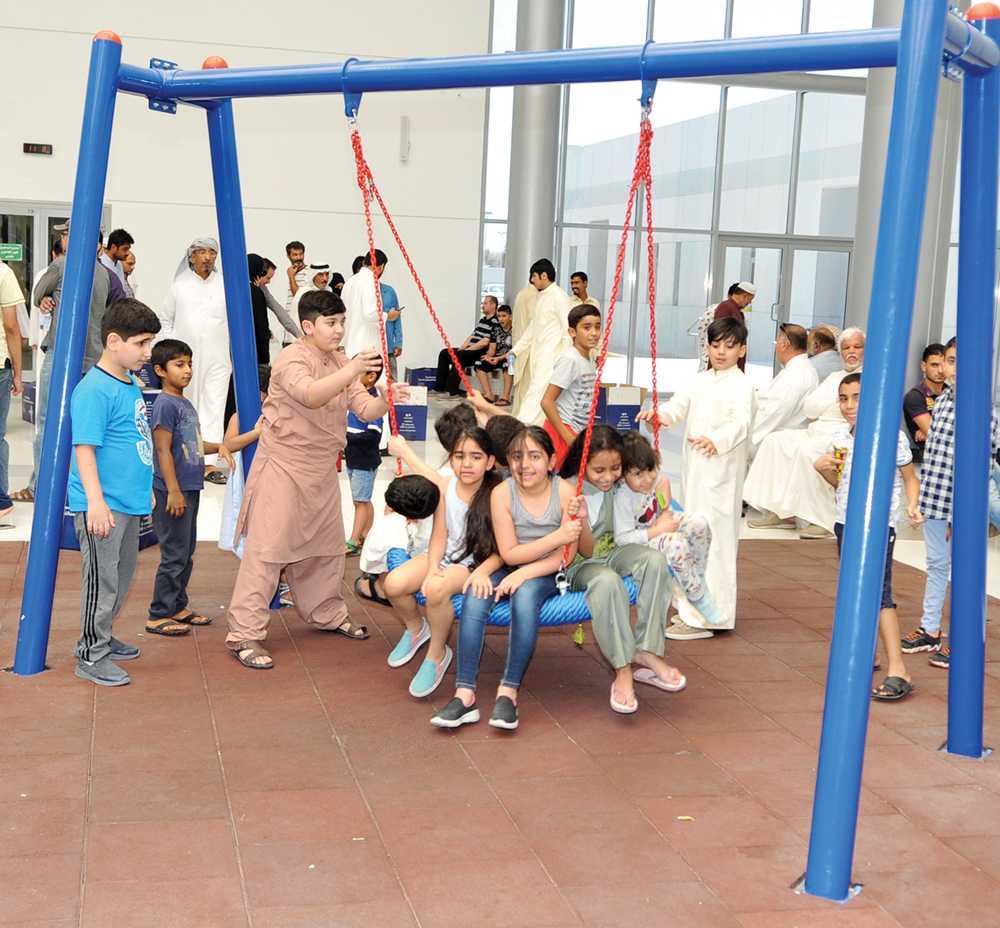 فرحة الأطفال                      	    (تصوير أسعد عبدالله)