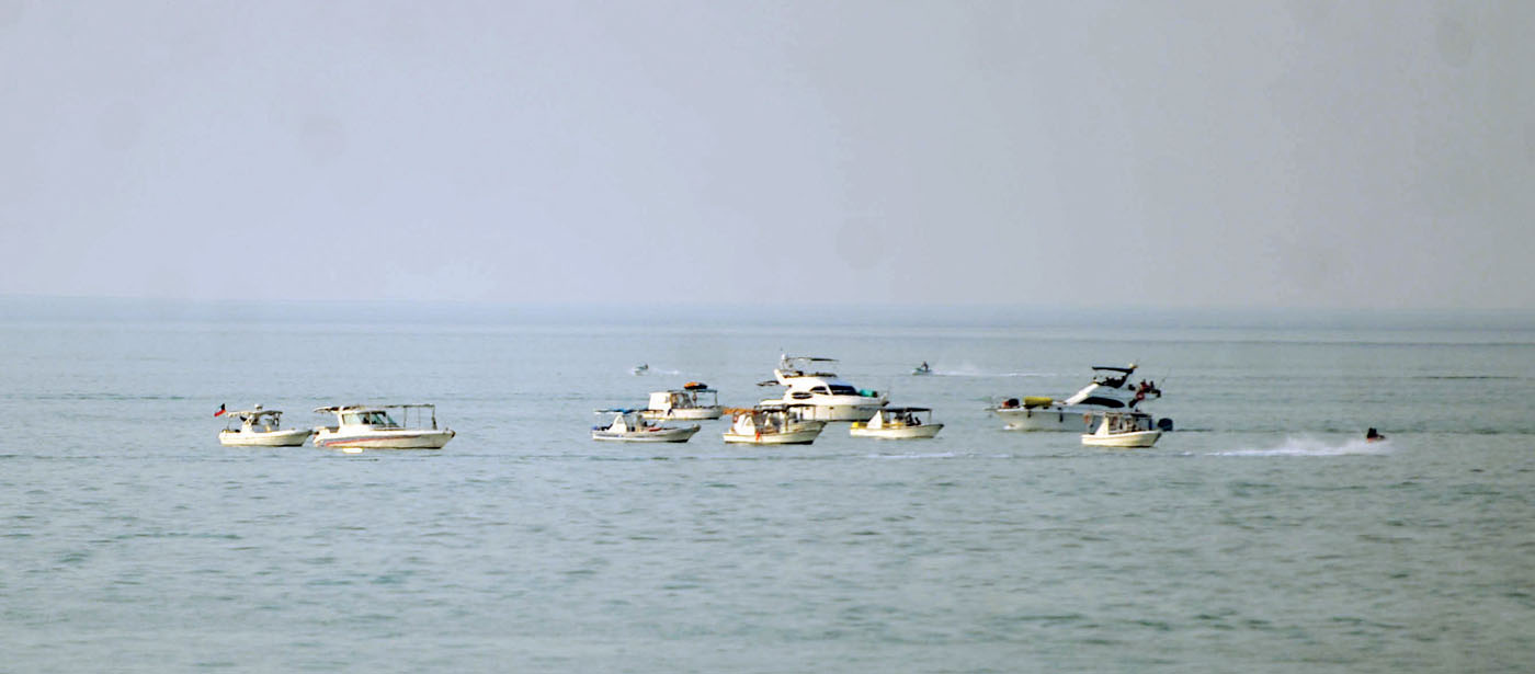 المراكب أبحرت بعيدا عن حر اليابسة