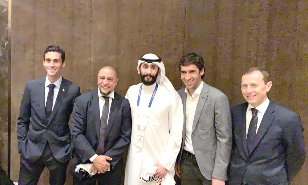 الدوسري يتوسط أساطير بوتراغوينو وراؤول وروبرتو كارلوس وكاييخون، خلال تكريمه في مدريد