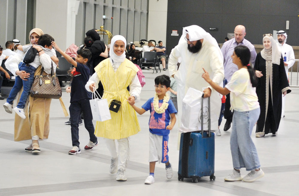 u0641u0631u062du0629 u0627u0644u0623u0628u0646u0627u0621 u0628u0639u0648u062fu0629 u0627u0644u0622u0628u0627u0621                  t                                                                 (u062au0635u0648u064au0631 u0633u0639u062f u0647u0646u062fu0627u0648u064a)