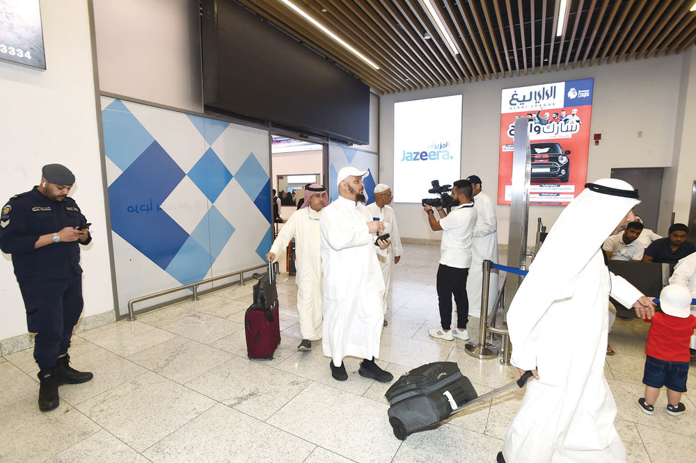 العائدون في مطار «الجزيرة»	 (تصوير أسعد عبدالله)