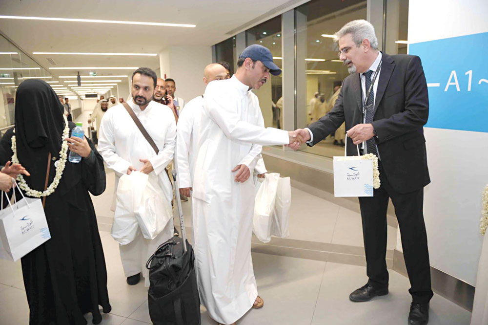 كامل العوضي يستقبل حجاجاً عائدين من الديار المقدسة 