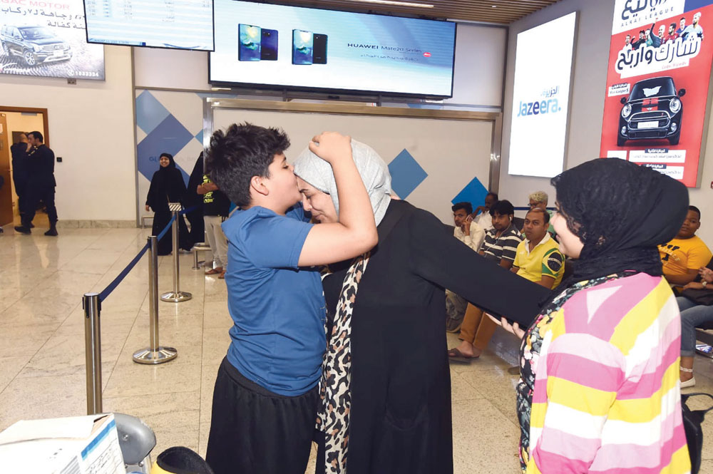 قبلة على جبين الأم