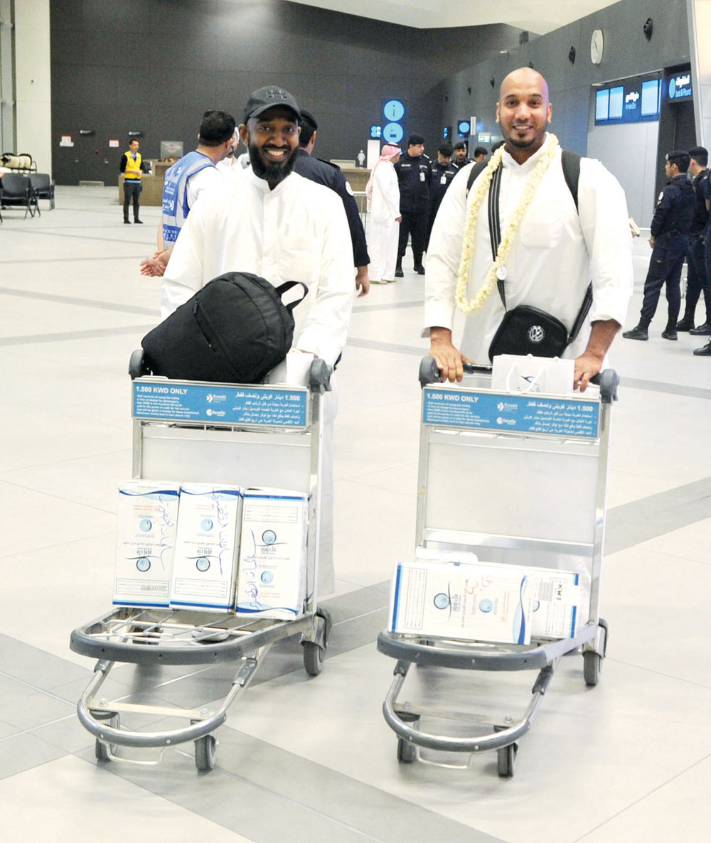 حاجان عائدان بماء زمزم