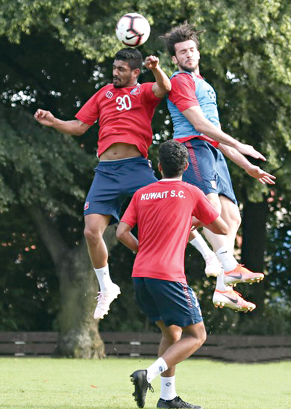 أحمد حزام في كرة مشتركة مع السوري عمرو ميداني خلال التدريبات في معسكر «التشيك»