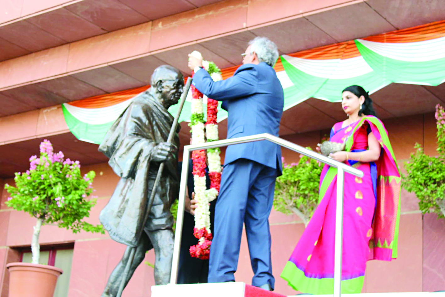 u0627u0644u0633u0641u064au0631 u064au0636u0639 u0625u0643u0644u064au0644u0627 u0645u0646 u0627u0644u0648u0631u0648u062f u0639u0644u0649 u062au0645u062bu0627u0644 u063au0627u0646u062fu064a