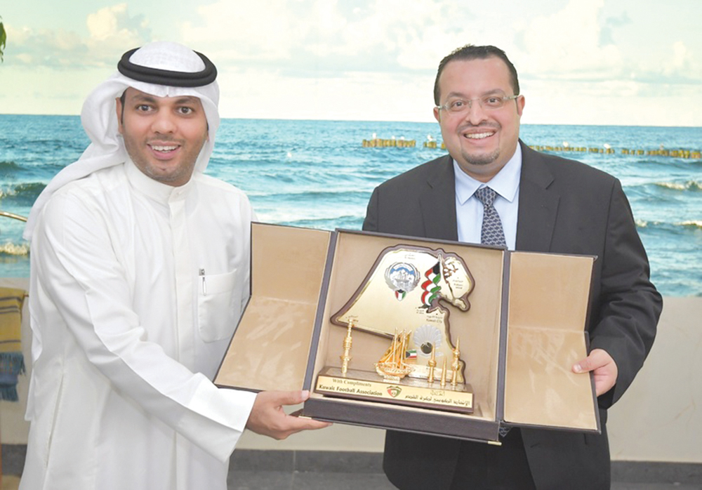 سالم سعدون مقدماً درعاً تذكارية إلى د. فواز الرفاعي