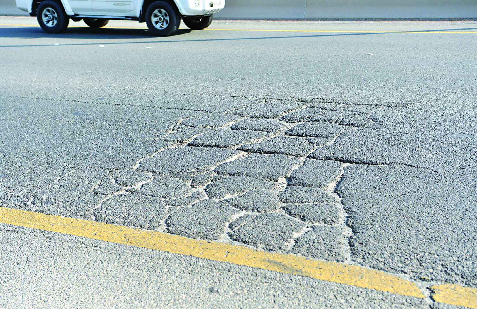 تشقق الطرق في الكويت بفعل الأمطار                                                     	                (تصوير نايف العقلة)