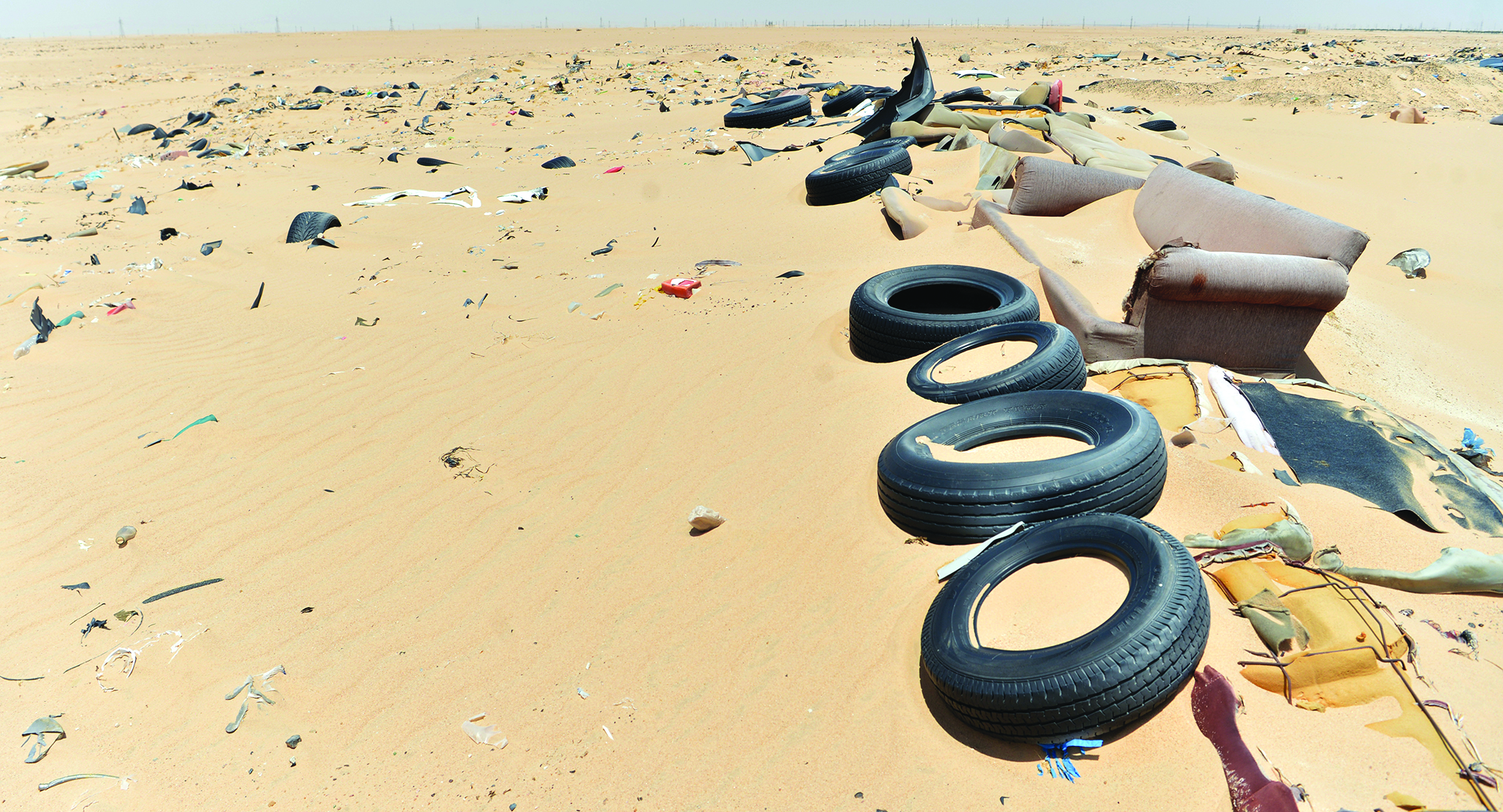إطارات مستهلكة ونفايات تحت الرمال في محيط السكراب
