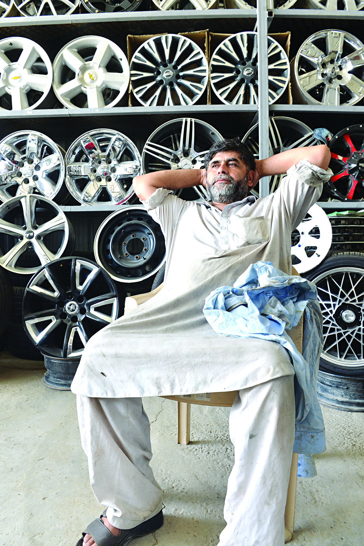 عامل أمام «الرنقات» وتفكير بالواقع المرير 