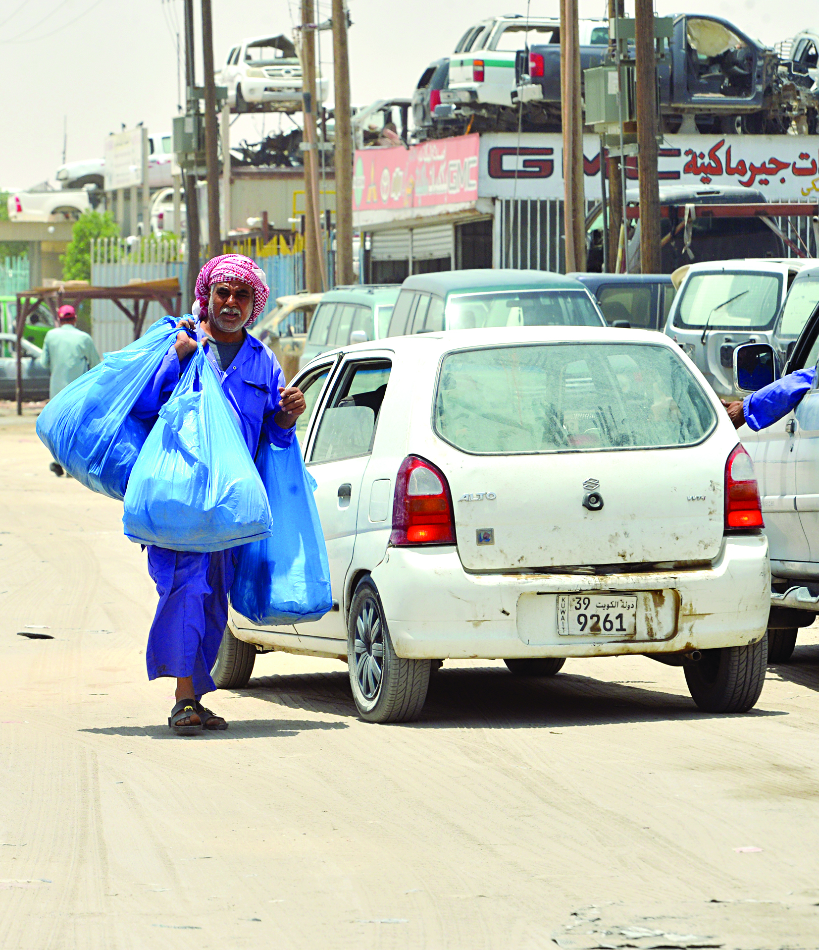 أحد الباعة الجائلين في السكراب 
